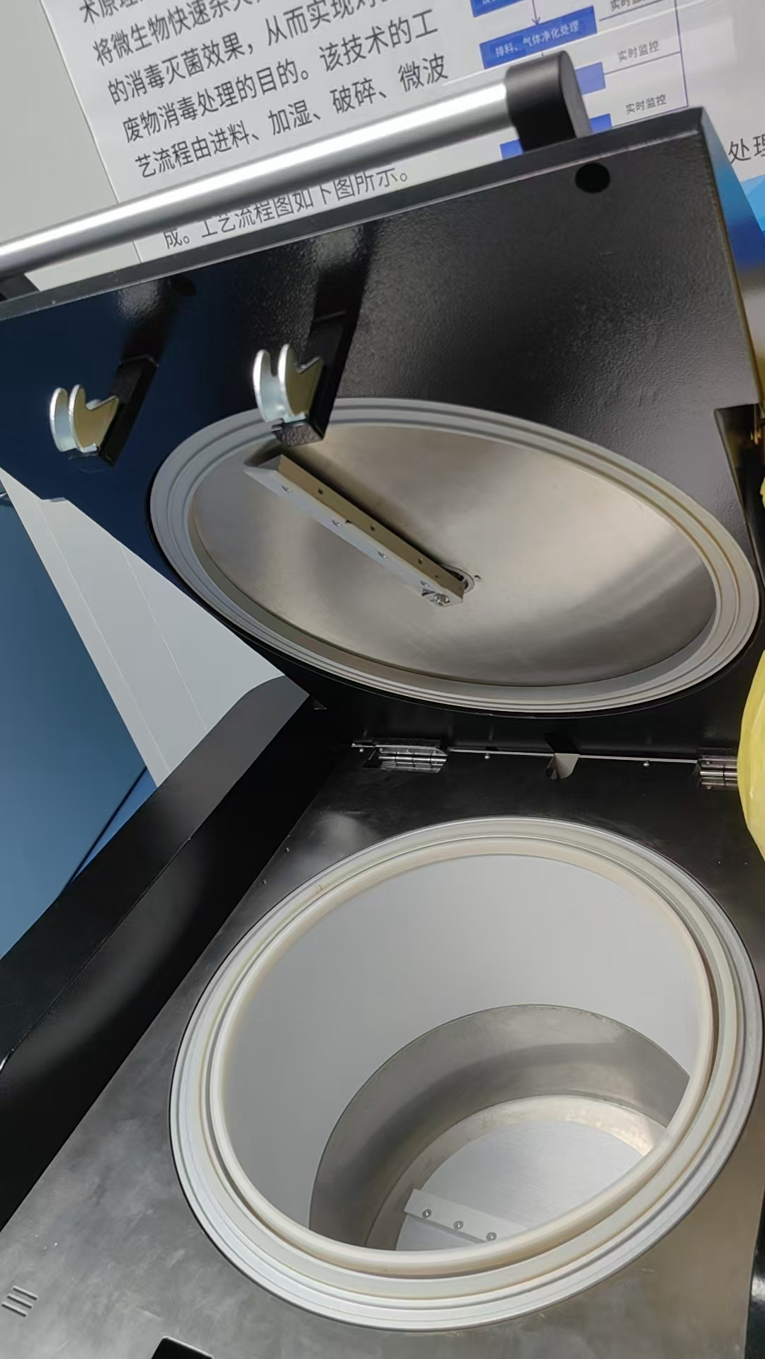 ​Micro-ondes/autoclaves pour déchets médicaux avec broyeur intégré